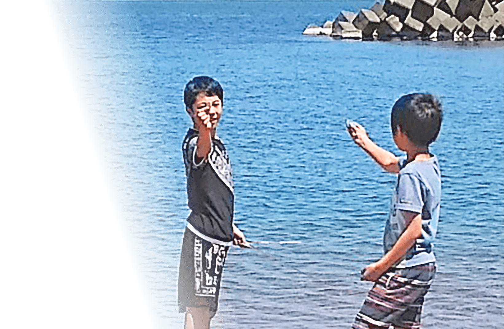 海ではしゃぐ子ども達